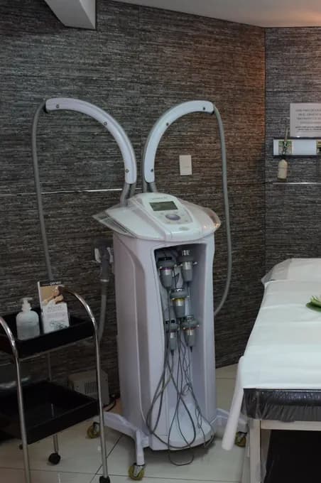 Equipo Lipomax instalado en una cabina de tratamiento del CDCEP